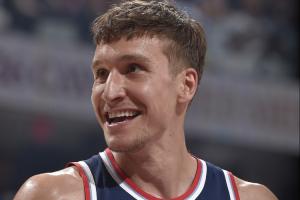 又叒伤了!比赛刚开打130秒 博格丹遭遇了下背部不适 又叒伤了!比赛刚开打130秒 博格丹遭遇了下背部不适