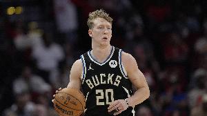 神射手!AJ-格林三分球5中5高效砍下22分3板3助 神射手!AJ-格林三分球5中5高效砍下22分3板3助