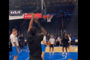 杰伦威训练仍用左手投篮!球队称其恢复一切都在计划之中 杰伦威训练仍用左手投篮!球队称其恢复一切都在计划之中