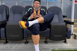 哥不缺球鞋😄哈兰德社媒晒手捧球鞋照,依然严肃风 哥不缺球鞋😄哈兰德社媒晒手捧球鞋照,依然严肃风