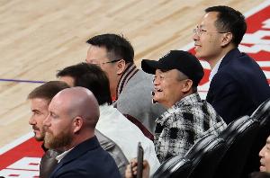 马云现身澳门观看NBA中国赛 身着篮网T恤坐在蔡崇信身旁 马云现身澳门观看NBA中国赛 身着篮网T恤坐在蔡崇信身旁
