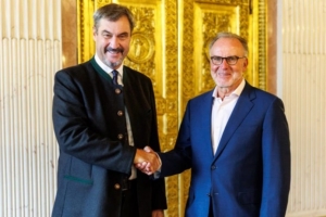 官方:鲁梅尼格被巴伐利亚州长授予个人奖,表彰他对德国足球贡献 官方:鲁梅尼格被巴伐利亚州长授予个人奖,表彰他对德国足球贡献