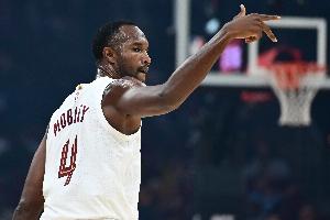 状态不错!小莫布里半场7中3拿到11分3板2助2帽 状态不错!小莫布里半场7中3拿到11分3板2助2帽