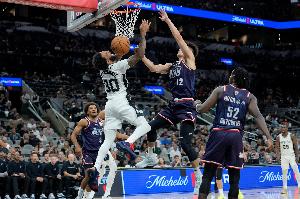 小卡:奥拉迪波的状态非常好 他能在快攻中空接&有三分有突破 小卡:奥拉迪波的状态非常好 他能在快攻中空接&有三分有突破