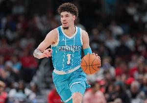 拉梅洛-鲍尔8投5中&三分6中4得到15分5板4助 但也有5失误4犯规 拉梅洛-鲍尔8投5中&三分6中4得到15分5板4助 但也有5失误4犯规