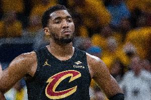 米切尔半场16分钟填满数据栏 10中5&三分2中2拿12分3板1助1断1帽 米切尔半场16分钟填满数据栏 10中5&三分2中2拿12分3板1助1断1帽