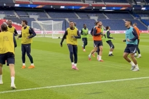 记者:姆巴佩顺利参加了球队合练,明天世预赛是否首发有待观察 记者:姆巴佩顺利参加了球队合练,明天世预赛是否首发有待观察