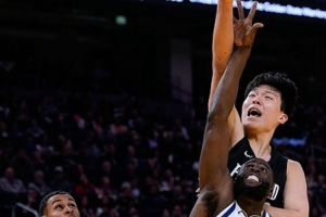 队记:第四节开拓者可多围绕杨瀚森来打战术 把球给他去尝试组织 队记:第四节开拓者可多围绕杨瀚森来打战术 把球给他去尝试组织