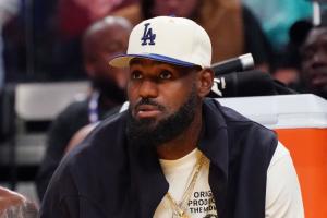 坐骨神经痛!记者:湖人的目标是让詹姆斯在11月6日战马刺时复出 坐骨神经痛!记者:湖人的目标是让詹姆斯在11月6日战马刺时复出