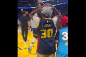 球迷日活动库里和小球迷击掌 小球迷疯了:我再也不会洗手了! 球迷日活动库里和小球迷击掌 小球迷疯了:我再也不会洗手了!