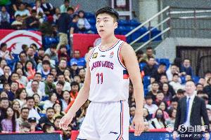 国产神射!刘颜诚半场三分球4投全中 轰下12分助队紧咬比分 国产神射!刘颜诚半场三分球4投全中 轰下12分助队紧咬比分