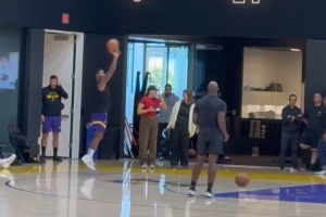 久疏战阵!湖记晒新援斯玛特底角三分训练视频:命中率不到五成 久疏战阵!湖记晒新援斯玛特底角三分训练视频:命中率不到五成