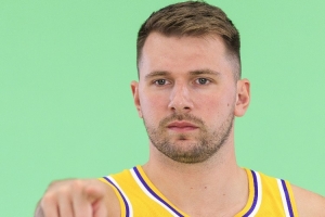 东契奇2025年球衣销量登顶NBA 打破詹库连续11年的霸榜纪录 东契奇2025年球衣销量登顶NBA 打破詹库连续11年的霸榜纪录