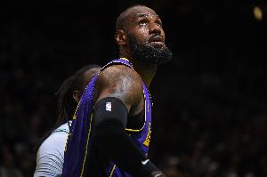 杨毅:猜老詹拍广告的都是詹黑 最活该的是他的死忠 真怕他退役了 杨毅:猜老詹拍广告的都是詹黑 最活该的是他的死忠 真怕他退役了