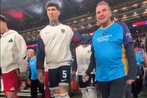 赞!英格兰vs威尔士由痴呆症患者陪同球员入场,下半场穿无名球衣 赞!英格兰vs威尔士由痴呆症患者陪同球员入场,下半场穿无名球衣