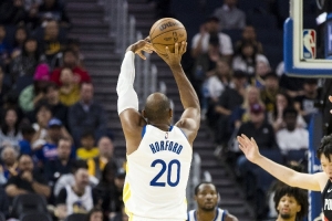 科尔:霍福德很全面&能适应任何阵容 他可以打4也可以打5 科尔:霍福德很全面&能适应任何阵容 他可以打4也可以打5