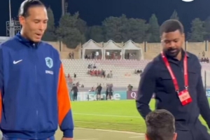 温馨时刻!范迪克来到场边与坐轮椅的球迷合影,并为其签名 温馨时刻!范迪克来到场边与坐轮椅的球迷合影,并为其签名