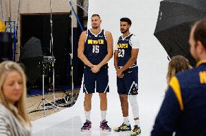 约基奇:我觉得卡梅隆-约翰逊总在勉强自己融入 他不必刻意迎合 约基奇:我觉得卡梅隆-约翰逊总在勉强自己融入 他不必刻意迎合