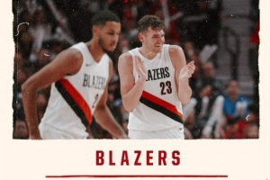 雨露均沾!开拓者官方晒赢球海报 克林根&克里斯-穆雷登上封面 雨露均沾!开拓者官方晒赢球海报 克林根&克里斯-穆雷登上封面