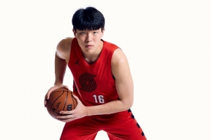 媒体人:杨瀚森把所有的技能全部展现 和第一场的表现天差地别 媒体人:杨瀚森把所有的技能全部展现 和第一场的表现天差地别