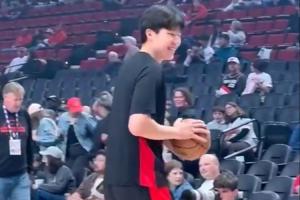 大家都爱他🥰!场边小球迷得到杨瀚森的回应 彻底陷入疯狂! 大家都爱他🥰!场边小球迷得到杨瀚森的回应 彻底陷入疯狂!