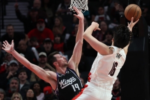 国王媒体调侃:杨瀚森对位尤班克斯时都快打成约基奇了 太疯狂了 国王媒体调侃:杨瀚森对位尤班克斯时都快打成约基奇了 太疯狂了