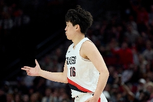 单打尤班克斯+帅气庆祝!快来看看杨瀚森16分生涯新高图集 单打尤班克斯+帅气庆祝!快来看看杨瀚森16分生涯新高图集