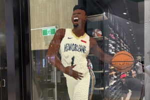 影响还在!墨尔本NBA球迷商店惊现锡安真人大小乐高模型! 影响还在!墨尔本NBA球迷商店惊现锡安真人大小乐高模型!