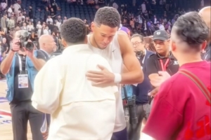 德文布克和中文布克!模仿布克网红获得布克签名球衣+拥抱合影 德文布克和中文布克!模仿布克网红获得布克签名球衣+拥抱合影