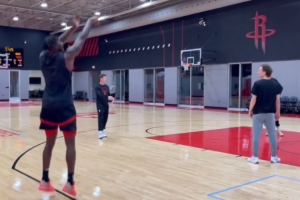 季前赛打不了!芬尼-史密斯在球队训练结束后加练底角三分 季前赛打不了!芬尼-史密斯在球队训练结束后加练底角三分