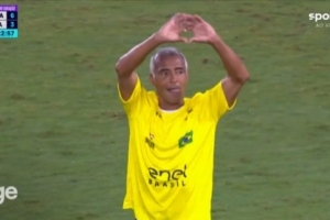 风采依旧!传奇赛巴西8-3意大利,罗马里奥中圈启动单刀吊射破门 风采依旧!传奇赛巴西8-3意大利,罗马里奥中圈启动单刀吊射破门