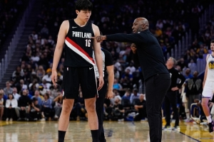 比卢普斯:杨瀚森今天打得舒服多了 他非常努力为他感到非常骄傲 比卢普斯:杨瀚森今天打得舒服多了 他非常努力为他感到非常骄傲