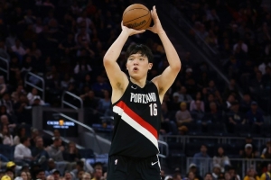 杨瀚森本场防守压力比打勇士更大 所有问题在季前赛暴露都非坏事 杨瀚森本场防守压力比打勇士更大 所有问题在季前赛暴露都非坏事