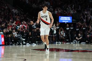 媒体人怼黑子:前天《杨瀚森打不了NBA》 今天《NBA季前赛而已》 媒体人怼黑子:前天《杨瀚森打不了NBA》 今天《NBA季前赛而已》