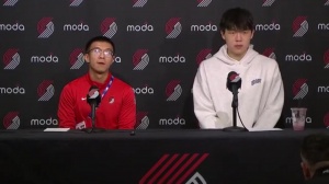 还要我教你做事😂!杨瀚森指导克里斯:你要(对着话筒)翻译啊 还要我教你做事😂!杨瀚森指导克里斯:你要(对着话筒)翻译啊