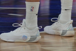 曾凡博篮网首秀 上脚韦德最新一代签名鞋韦德之道12 曾凡博篮网首秀 上脚韦德最新一代签名鞋韦德之道12