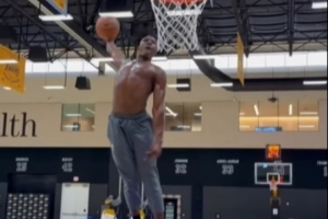极度舒展！湖人新秀阿杜自抛自扣 垫步起飞单臂轰炸篮筐！