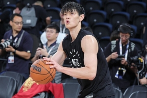 有球迷专门来看曾凡博 甚至从黄牛那买高价票 今晚让他们无比失望 有球迷专门来看曾凡博 甚至从黄牛那买高价票 今晚让他们无比失望