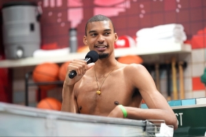 加内特:休赛期与文班深入交流了攻防技巧&心态调整 没垃圾话内容 加内特:休赛期与文班深入交流了攻防技巧&心态调整 没垃圾话内容