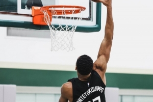 字母哥上身哥哥43号球衣参加训练 双臂的肌肉轮廓简直离谱! 字母哥上身哥哥43号球衣参加训练 双臂的肌肉轮廓简直离谱!