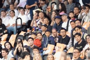 与偶像互动一波!周琦儿子“糊糊”被曾凡博抱起 两人亲密互动 与偶像互动一波!周琦儿子“糊糊”被曾凡博抱起 两人亲密互动