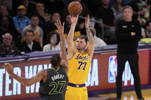 东契奇:可能会打两场季前赛 打了一个月欧锦赛需循序渐进地调整 东契奇:可能会打两场季前赛 打了一个月欧锦赛需循序渐进地调整