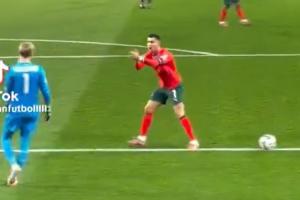 📹C罗主动摆球并贴脸鼓掌催促凯莱赫发球,后者竖大拇指回应 📹C罗主动摆球并贴脸鼓掌催促凯莱赫发球,后者竖大拇指回应