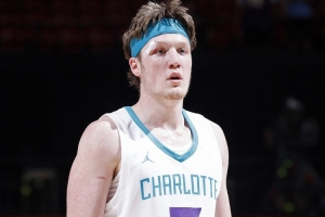 不像会打球!4号秀克尼佩尔上半场7投1中仅得2分4篮板 出现3失误 不像会打球!4号秀克尼佩尔上半场7投1中仅得2分4篮板 出现3失误