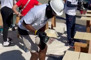 哈登看小卡一本正经干活儿笑弯了腰 后者:什么事这么好笑? 哈登看小卡一本正经干活儿笑弯了腰 后者:什么事这么好笑?