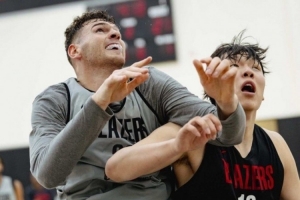 拓记列举杨瀚森4大问题:犯规多 速度慢 失误多 与克林根不好兼容 拓记列举杨瀚森4大问题:犯规多 速度慢 失误多 与克林根不好兼容