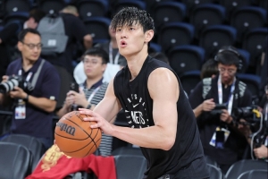 媒体人：篮网末节还不给小曾上场机会 难道要逼现场球迷喊退票吗