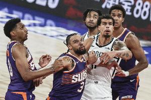 话题制造机!狄龙三节领到6犯毕业 全场9中4拿到12分2板1助1断 话题制造机!狄龙三节领到6犯毕业 全场9中4拿到12分2板1助1断