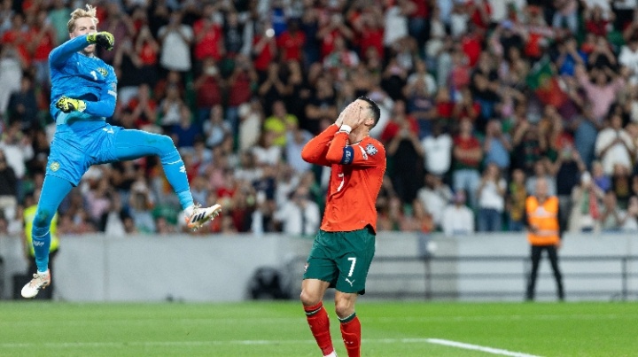 名场面!C罗失点后仰天长叹双手捂脸 凯莱赫扑点高高跃起挥拳庆祝 名场面!C罗失点后仰天长叹双手捂脸 凯莱赫扑点高高跃起挥拳庆祝