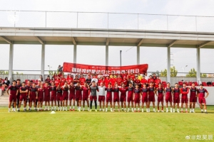 海港新闻官晒球队全家福:穆斯卡特C位,6外援在列 海港新闻官晒球队全家福:穆斯卡特C位,6外援在列